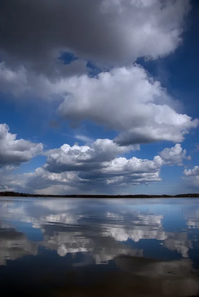 Хмари, відображені у воді — стокове фото