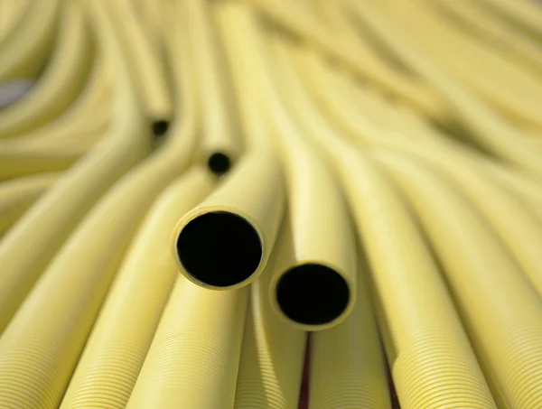 Tubos de plástico amarelo — Fotografia de Stock