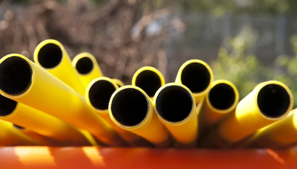Tubos de plástico amarillos — Stockfoto