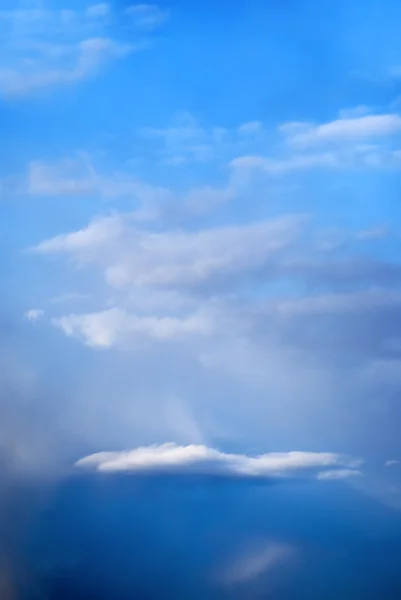 Mavi gökyüzü ve beyaz bulutlar — Stok fotoğraf