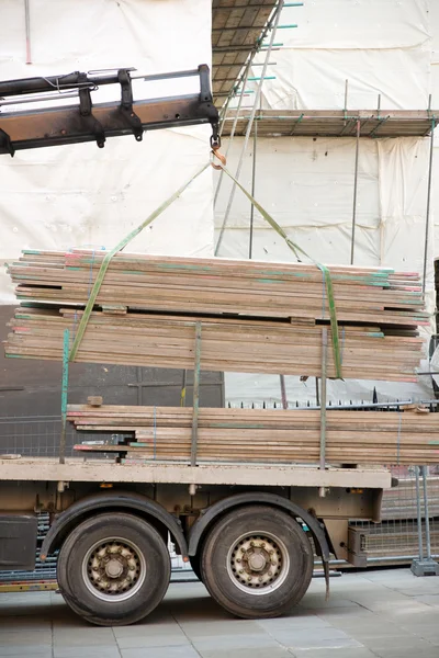 Cargando un camión en un sitio de construcción — Foto de Stock