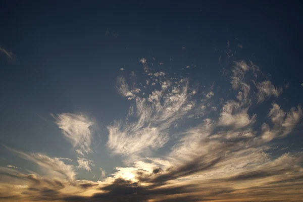 Ciekawe Wieczorne niebo — Zdjęcie stockowe