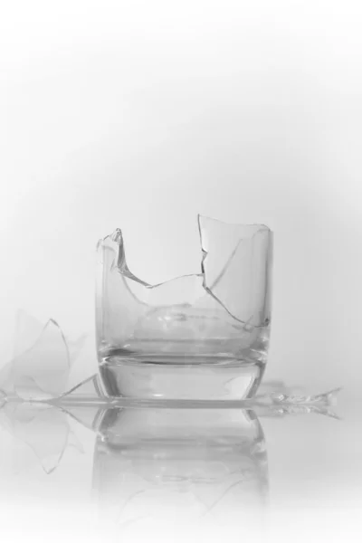 Разбитый стакан — стоковое фото