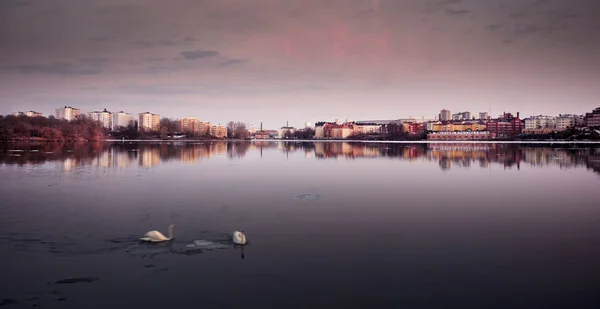 Estocolmo wiew através de um lago — Fotografia de Stock