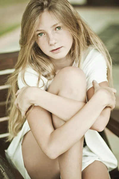 Porträtt av en flicka - tonåring med fräknar — Stockfoto