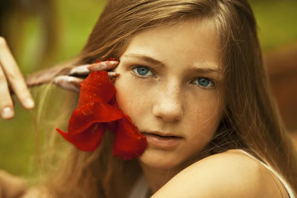 꽃을 든 소녀 — 스톡 사진