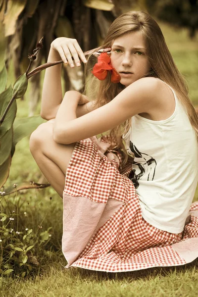 Menina com uma flor — Fotografia de Stock