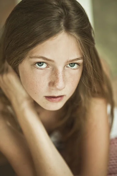 Portrét dívky - teen s pihami — Stock fotografie