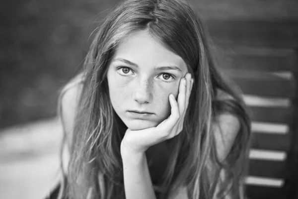 Portrait d'une fille - adolescent avec des taches de rousseur — Photo