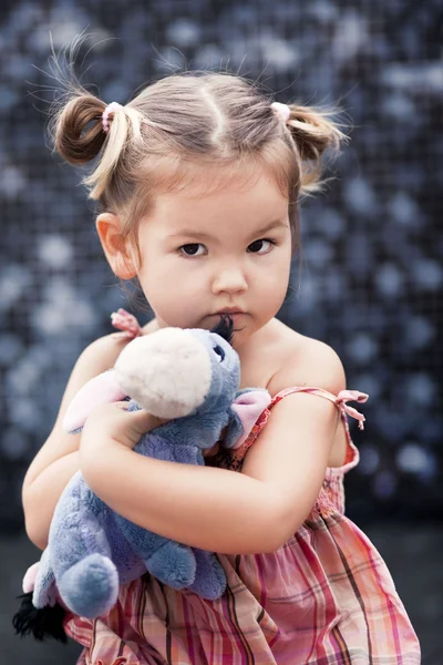 Девочка с игрушкой — стоковое фото