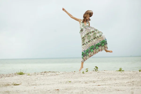 Дівчина стрибає на пляжі — стокове фото