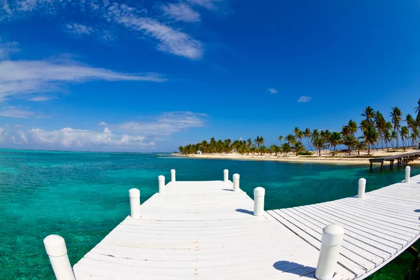 Branco molhe ilha tropical — Fotografia de Stock
