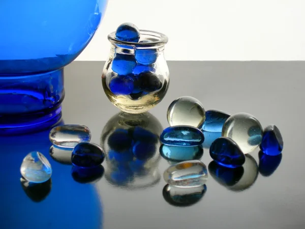 Vidrio transparente de anuncio azul como composición abstractiva — Foto de Stock