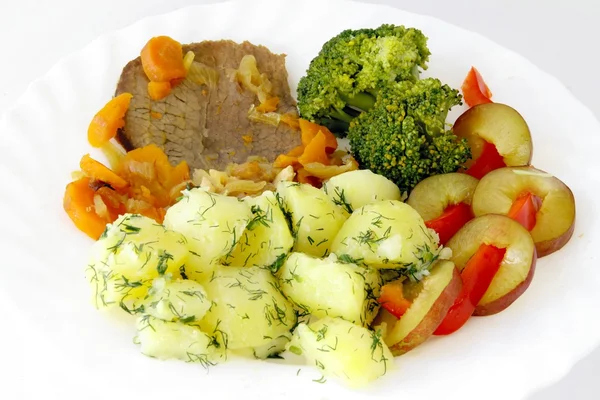 Rebanada de carne de res con verduras para la cena —  Fotos de Stock