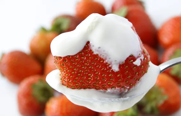 Erdbeere mit Sahne und Zucker — Stockfoto