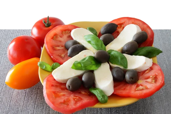 Salada Caprese com queijo mozarella e azeitonas — Fotografia de Stock