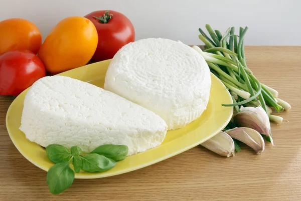 カッテージ チーズと健全な野菜 — ストック写真
