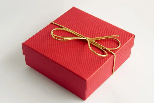 Caixa vermelha pequena com um presente — Fotografia de Stock
