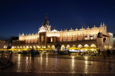 Krakow pazar yeri ve Cloth Hall gece görünümü