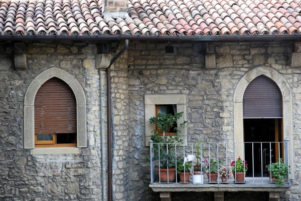 Stenig, gamla hus i Italien — Stockfoto