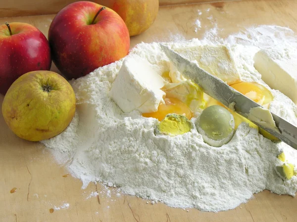 Zubereitung von leckerem Obstkuchen mit Äpfeln — Stockfoto