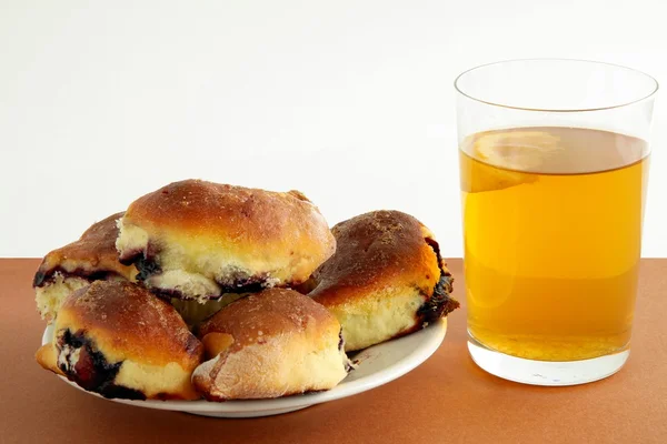 Hembakade söta croissanter med sylt och glas te — Stockfoto