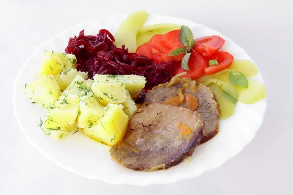 Pieczone wołowiny z sałatka i ziemniaków na obiad — Zdjęcie stockowe