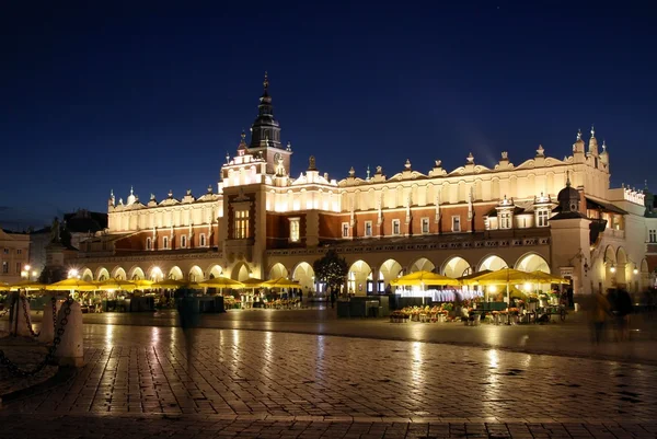 Krakow pazar yeri ve Cloth Hall gece görünümü — Stok fotoğraf