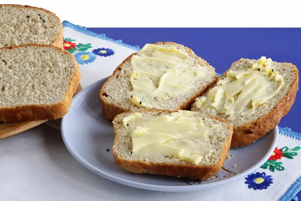 Pão e manteiga para o pequeno-almoço — Fotografia de Stock