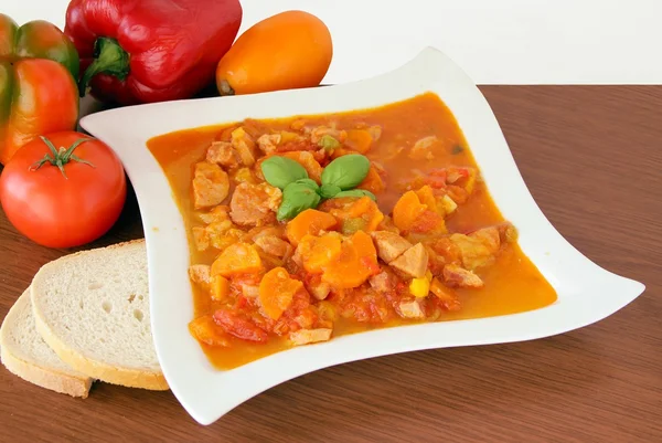 Paprica, domates, soğan ve leziz yemek yemek için domuz — Stok fotoğraf
