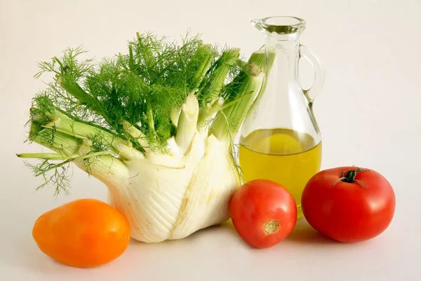 Fänkål, tomater och olja för välsmakande sallad — Stockfoto