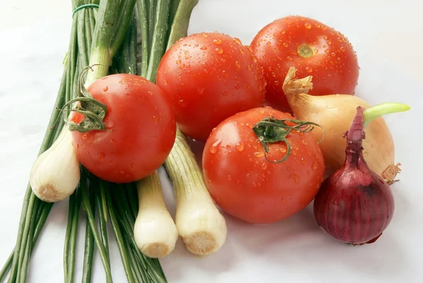 Tomatoes and onions for wholesome salad — Stock Photo, Image