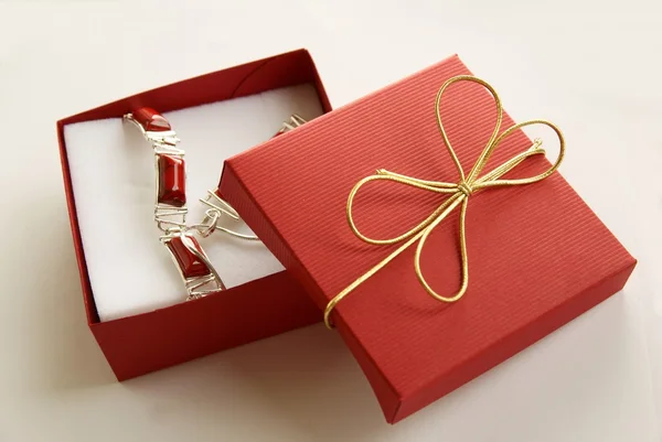 Okrasné ženské šperků v červené krabici — Stock fotografie