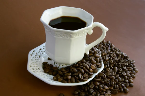 Czarny gorąca kawa i fasoli — Zdjęcie stockowe