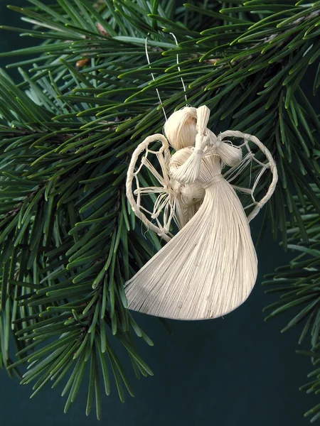 Kleiner symbolischer Engel am Weihnachtsbaum — Stockfoto