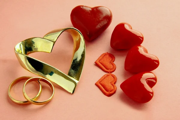 Złote i czerwone symbole miłości i małżeństwa — Zdjęcie stockowe