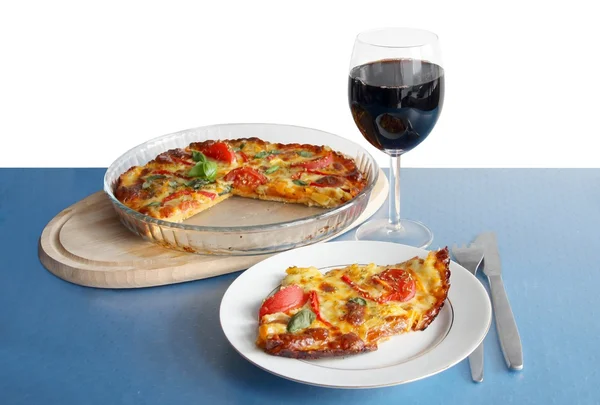 Pizza e copo de vinho tinto como saboroso almoço italiano — Fotografia de Stock