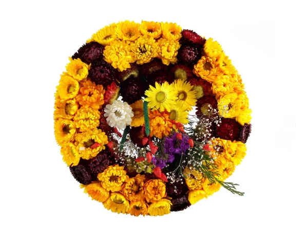 Sušené květiny v dekorativní věnec — Stock fotografie
