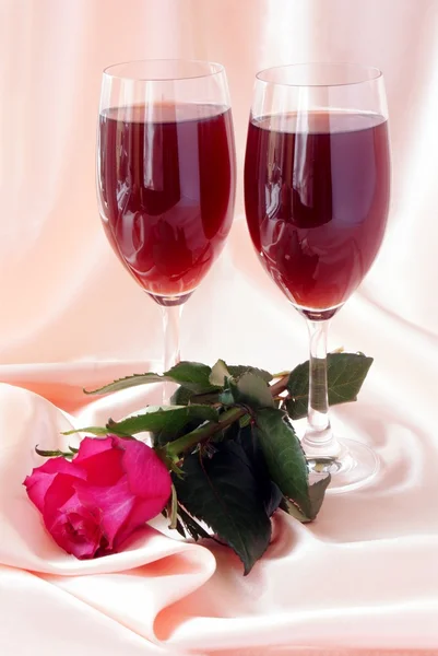 Röd ros och vin — Stockfoto