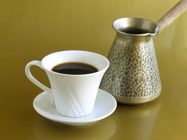 Černá káva a kastrol — Stock fotografie
