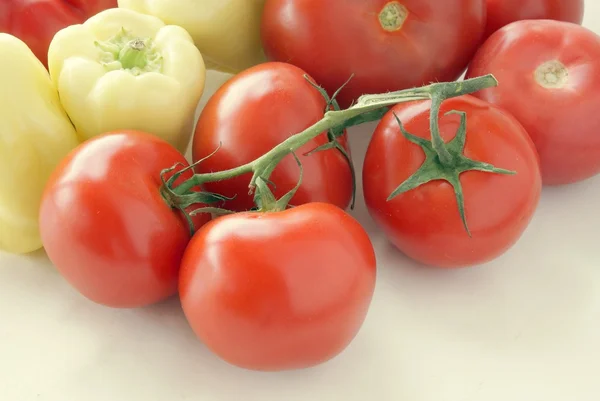 红色西红柿和黄壳的辣椒粉 — 图库照片