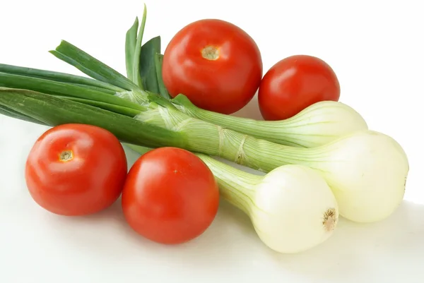 Tomates y cebollas tempranas para ensalada —  Fotos de Stock