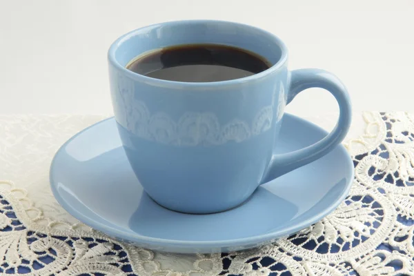Café negro en taza de cerámica azul — Foto de Stock