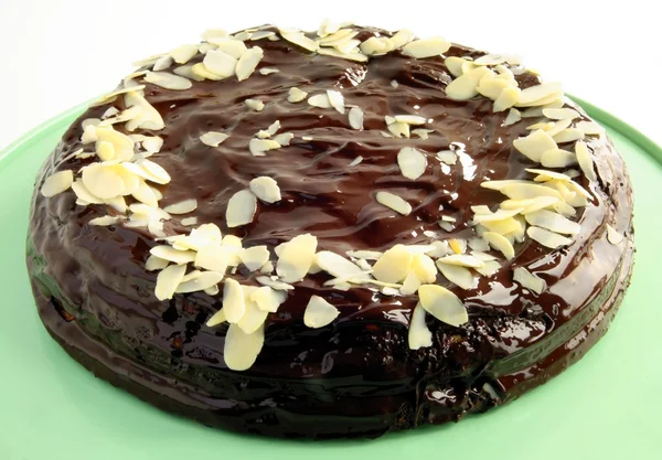 Gâteau au fromage avec couverture chocolat et amandes — Photo