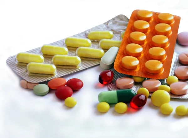 Divers médicaments multicolores — Photo