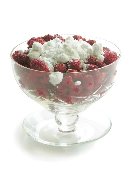 Wild strawberries with sugar powder and cream as dessert — Stock Photo, Image
