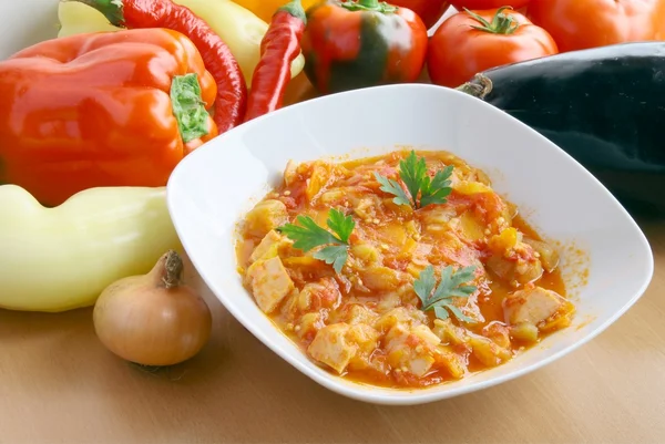 Leckere Mahlzeit aus Paprika, Tomaten, Zwiebeln und Speck zum Mittagessen — Stockfoto