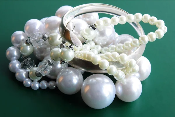 Perlas y plata como joyas — Foto de Stock