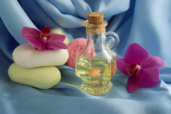 Zepen en olie als cosmetica in badkamer — Stockfoto