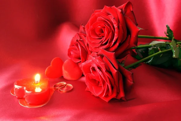 "結婚指輪」、愛の象徴として火と赤いバラ — ストック写真